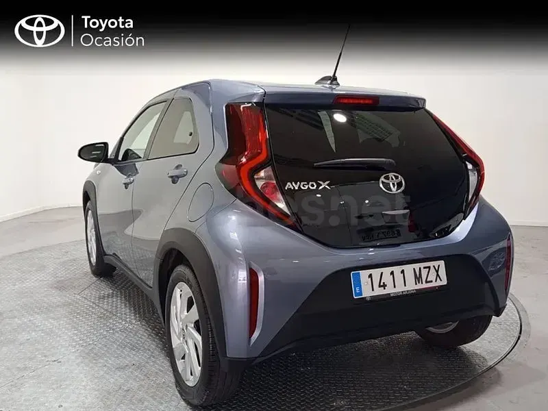 Usado Toyota Aygo X Play 72 CV (52 kW) 2025 Gris / plata SUV