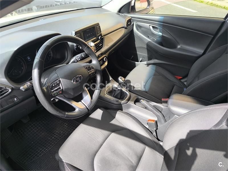 Usado Hyundai i30 100 CV (73 kW) 2018 Blanco Berlina