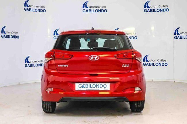 Usado Hyundai i20 75 CV (55 kW) 2015 Rojo Berlina