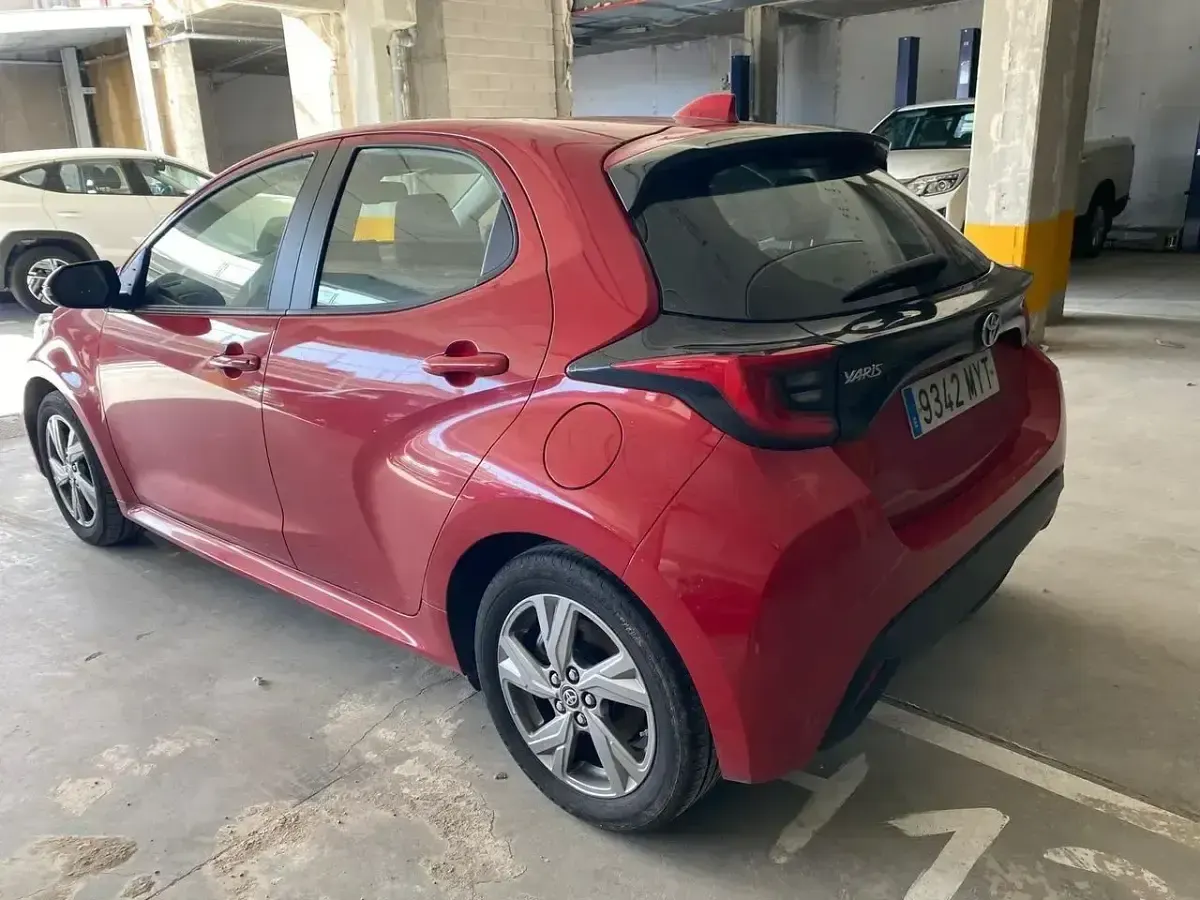Usado Toyota Yaris Hybrid Active 116 CV (85 kW) 2025 Rojo Berlina