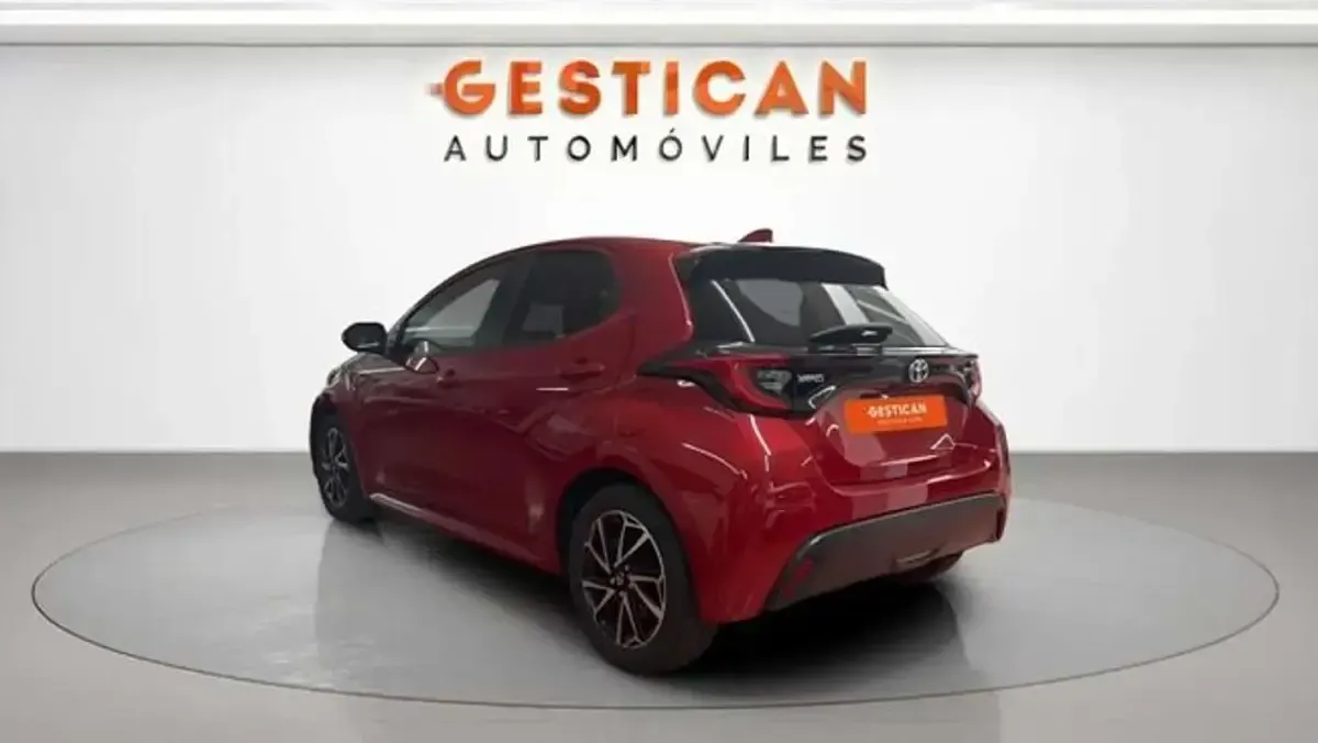 Usado Toyota Yaris Hybrid Style 116 CV (85 kW) 2023 Rojo Utilitario