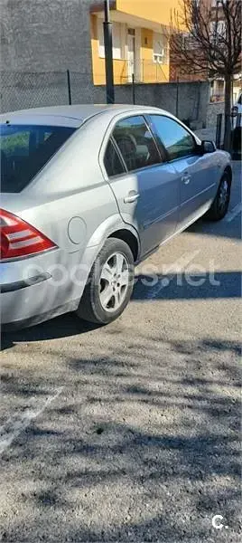 Usado Ford Mondeo Ambiente 115 CV (84 kW) 2001 Gris / plata Berlina