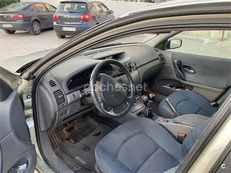 Usado Renault Laguna II Authentique 110 CV (80 kW) 2001 Beige Berlina