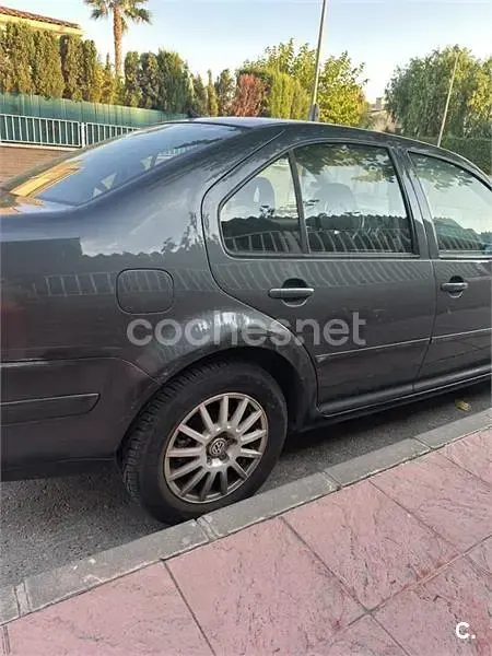 Usado VW Bora Trendline 110 CV (80 kW) 2001 Gris / plata Berlina