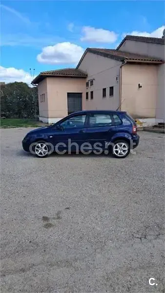 Usado VW Polo Highline 100 CV (73 kW) 2004 Azul Utilitario