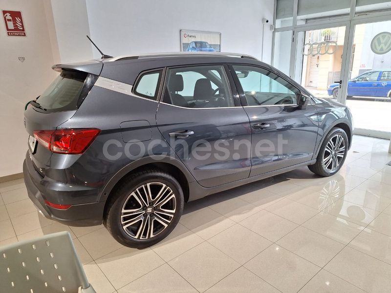Usado Seat Arona FR 110 CV (80 kW) 2023 Gris / plata SUV