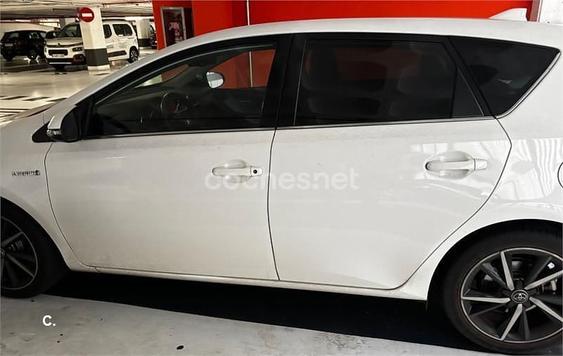 Usado Toyota Auris Hybrid 136 CV (100 kW) 2018 Blanco Berlina