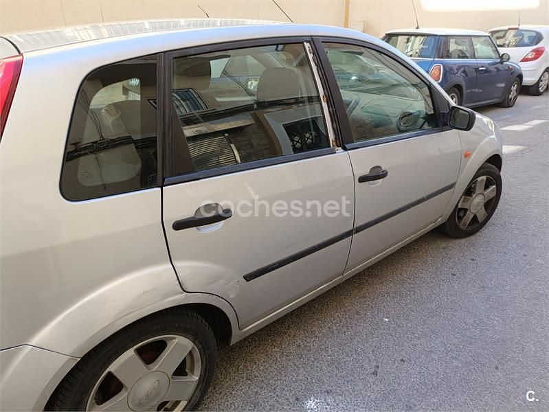 Usado Ford Fiesta Trend 100 CV (73 kW) 2004 Gris / plata Utilitario