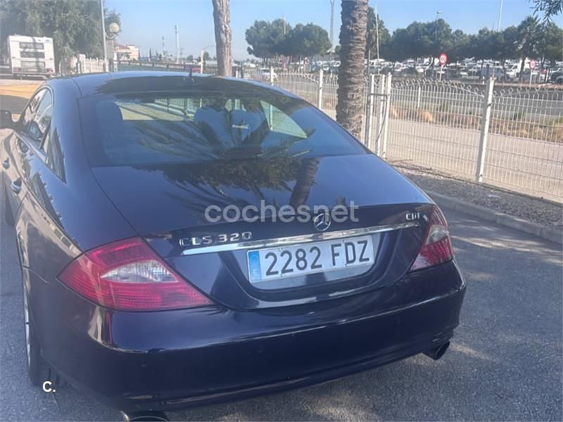 Usado Mercedes CLS320 224 CV (164 kW) 2006 Azul Berlina