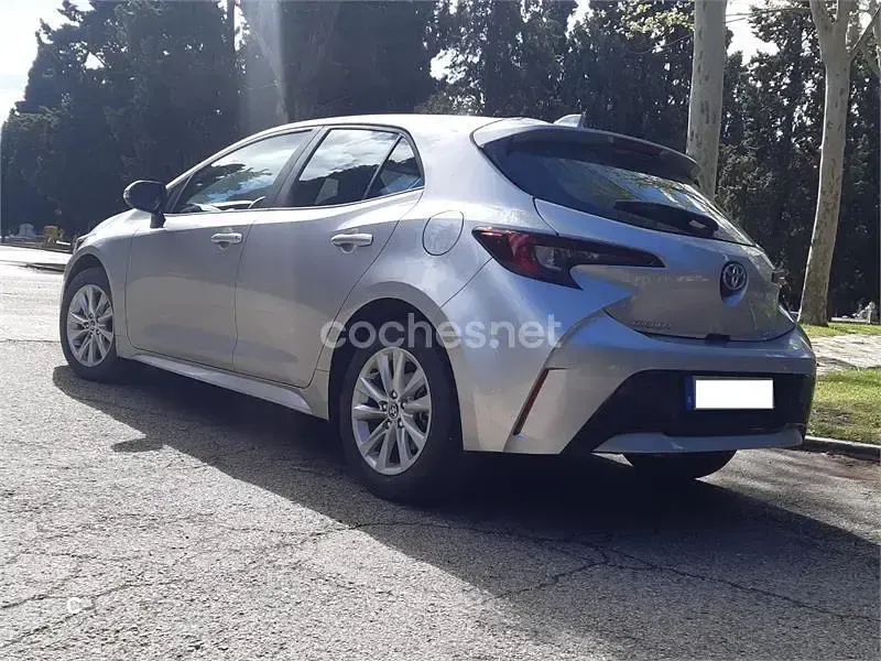 Usado Toyota Corolla Active 140 CV (102 kW) 2025 Gris / plata Berlina