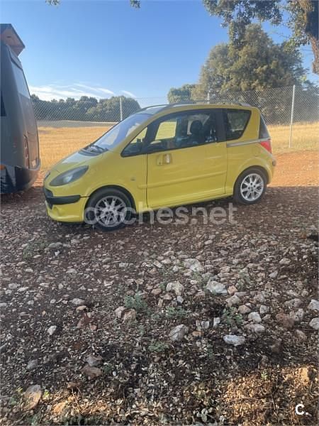 Usado Peugeot 1007 70 CV (51 kW) 2006 Amarillo Monovolumen