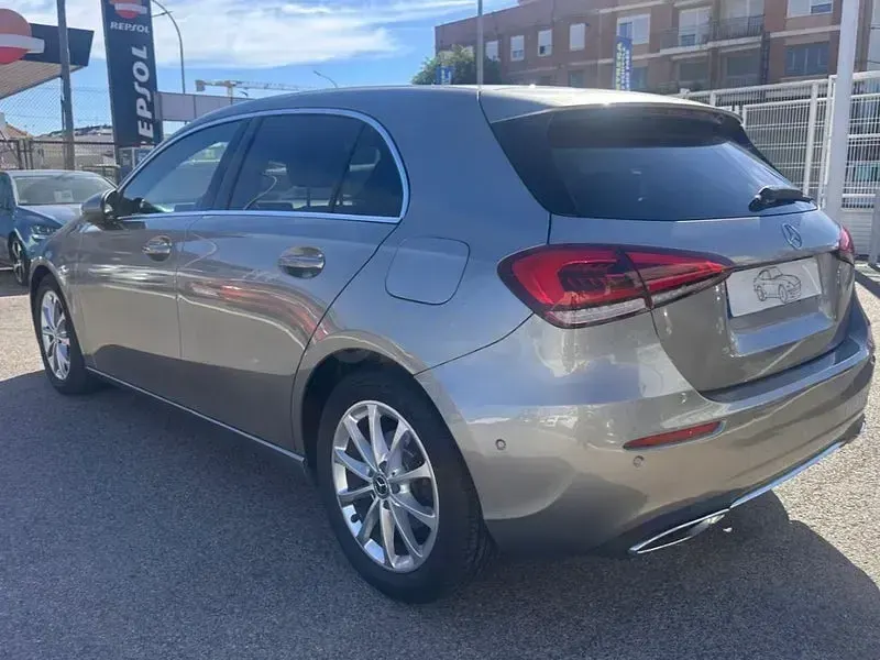 Usado Mercedes A180 116 CV (85 kW) 2018 Beige Berlina