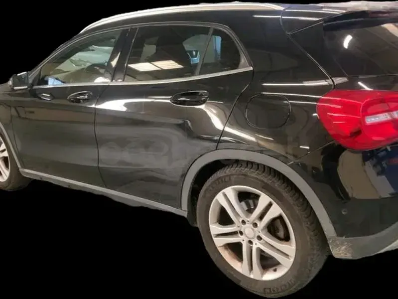 Usado Mercedes GLA200 136 CV (100 kW) 2017 Negro SUV