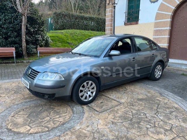 Gris / plata Usado 2002 VW Passat Comfortline Berlina | 2999 € (Caro) - Imagen 1/4