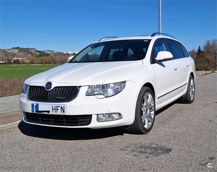 Usado Skoda Superb Exclusive 140 CV (102 kW) 2011 Amarillo Familiar