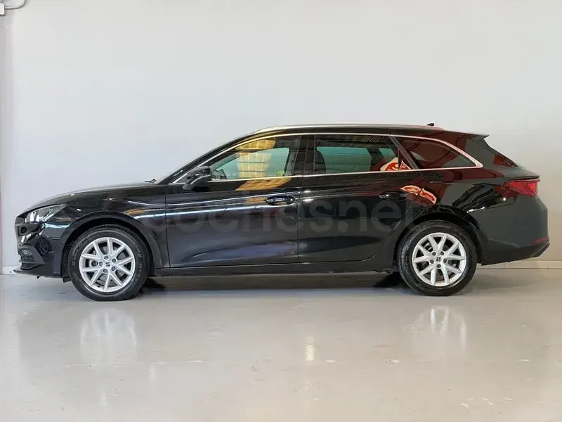 Usado Seat Leon Style 116 CV (85 kW) 2025 Negro Familiar