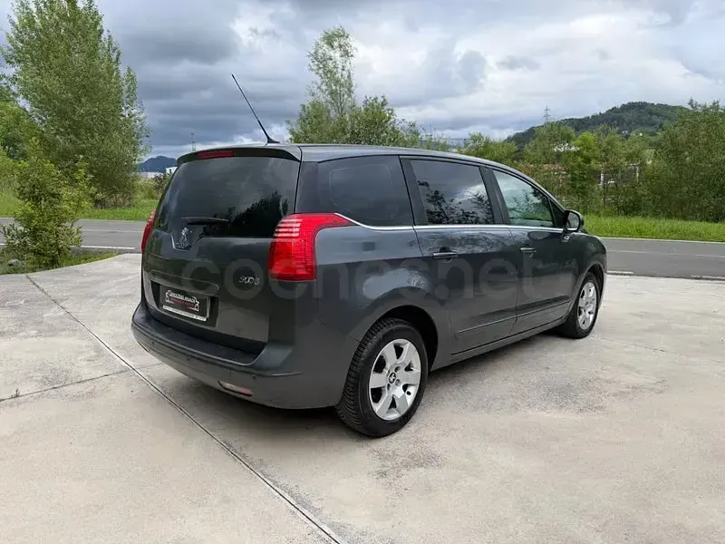 Usado Peugeot 5008 Access 115 CV (84 kW) 2014 Gris / plata Monovolumen