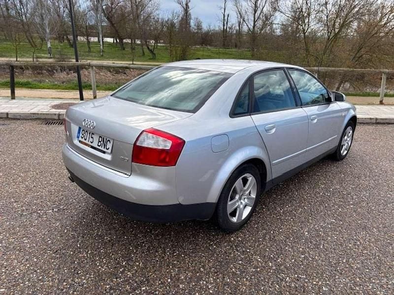 Usado Audi A4 131 CV (96 kW) 2001 Gris Berlina
