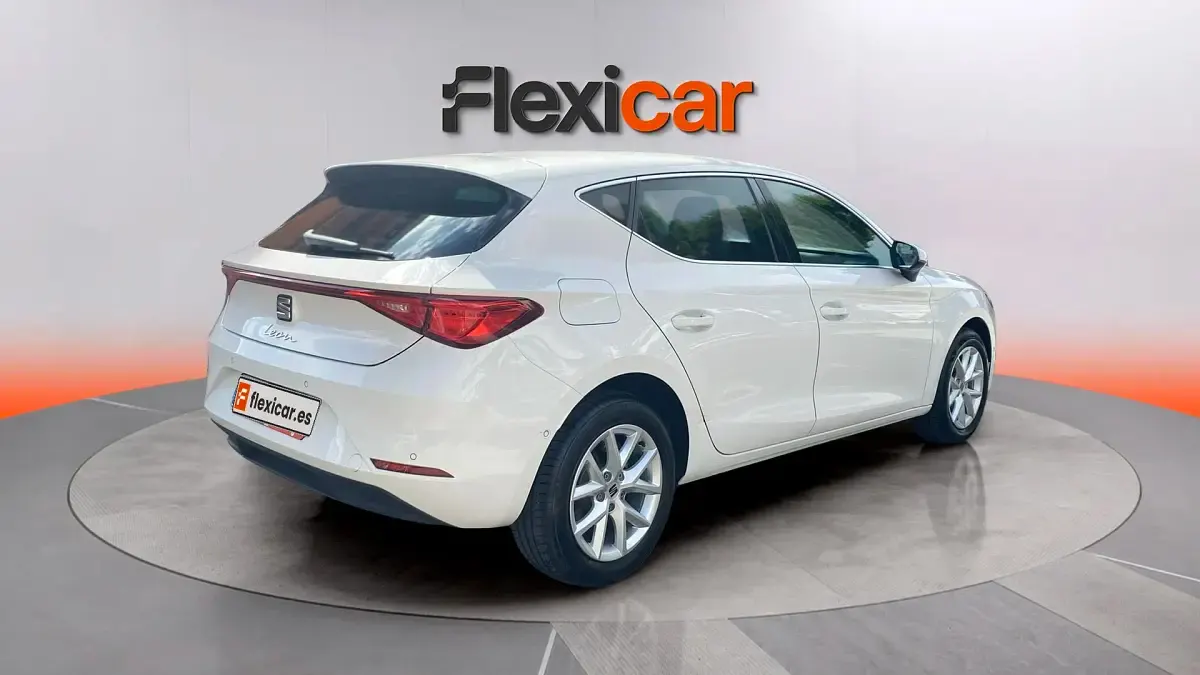 Usado Seat Leon Style 116 CV (85 kW) 2025 Blanco Berlina