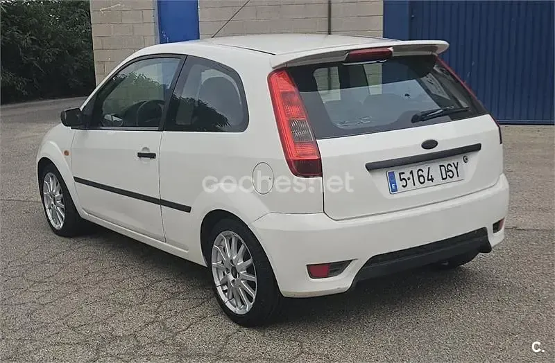 Usado Ford Fiesta 90 CV (66 kW) 2005 Blanco Utilitario