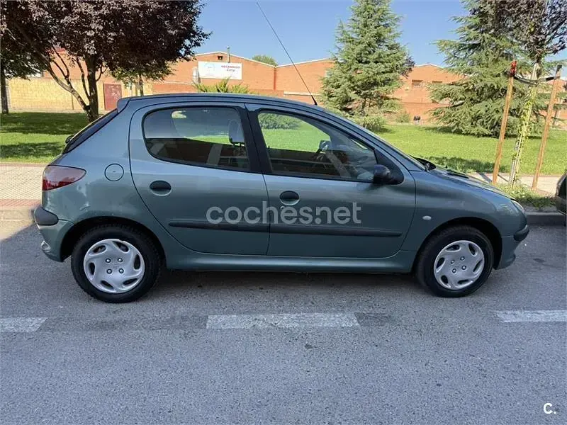 Usado Peugeot 206 75 CV (55 kW) 2001 Verde Berlina