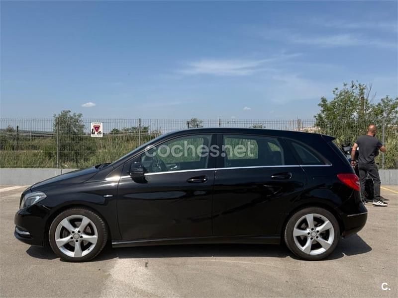 Usado Mercedes B180 122 CV (89 kW) 2012 Negro Monovolumen