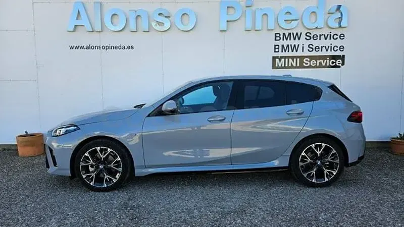 Usado BMW 120 Comfort Edition 163 CV (119 kW) 2025 Gris / plata Utilitario