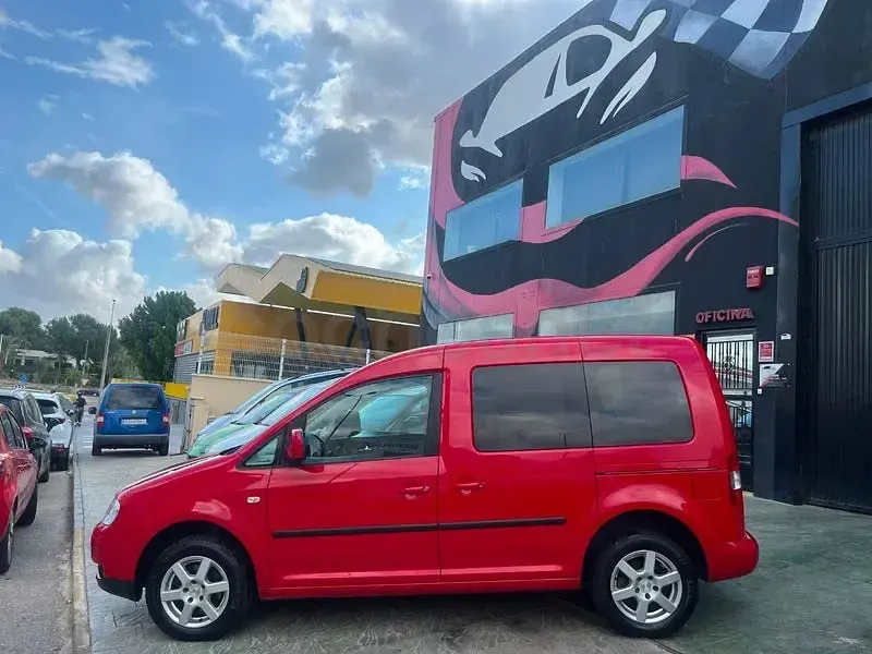 Usado VW Caddy Life 105 CV (77 kW) 2010 Rojo Monovolumen