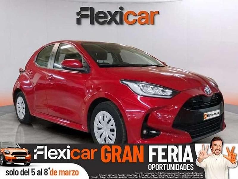 Usado Toyota Yaris Hybrid Active 116 CV (85 kW) 2023 Rojo Utilitario