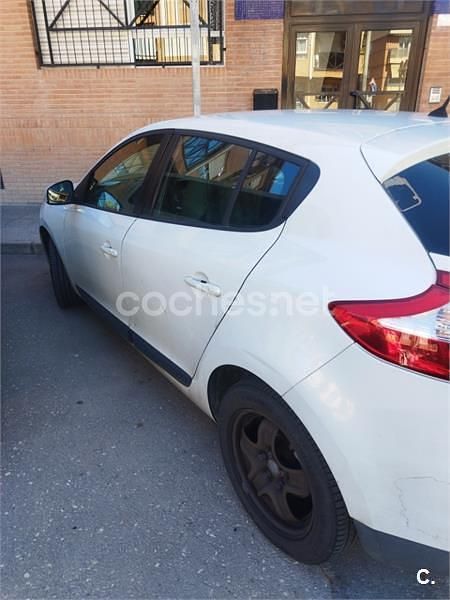 Usado Renault Mégane Dynamique 110 CV (80 kW) 2013 Blanco Berlina