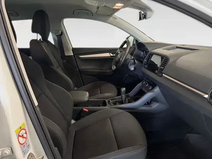Usado Skoda Karoq Selection 150 CV (110 kW) 2025 Blanco SUV