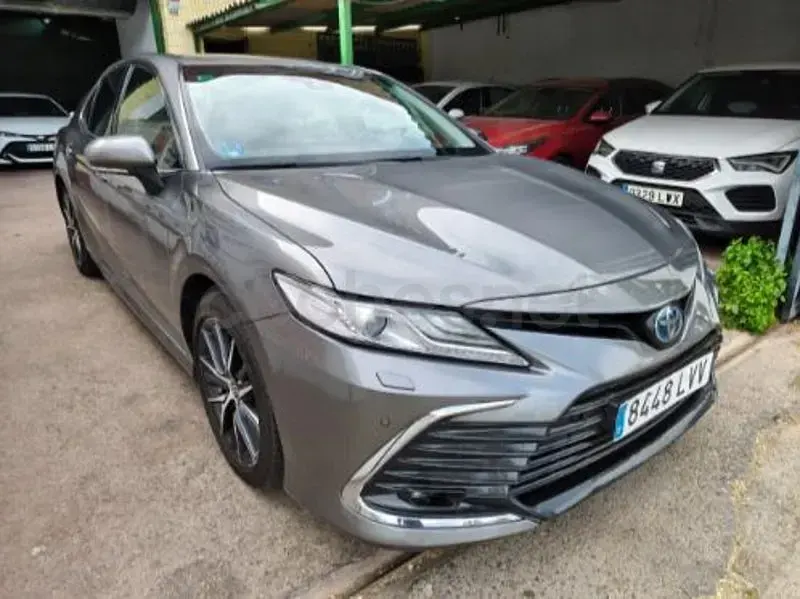 Usado Toyota Camry Luxury 218 CV (160 kW) 2022 Gris / plata Berlina