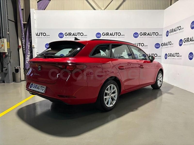 Usado Seat Leon Style 110 CV (80 kW) 2022 Granate Familiar
