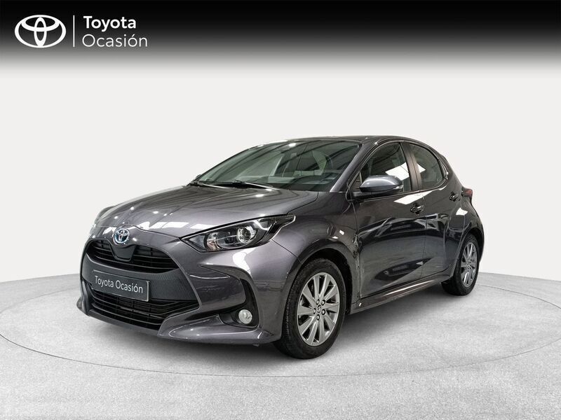 Gris / plata Usado 2024 Toyota Yaris Hybrid Active Berlina | 21.900 € (Precio justo) - Imagen 1/4