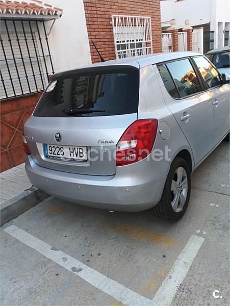 Usado Skoda Fabia Ambition 75 CV (55 kW) 2013 Gris / plata Berlina
