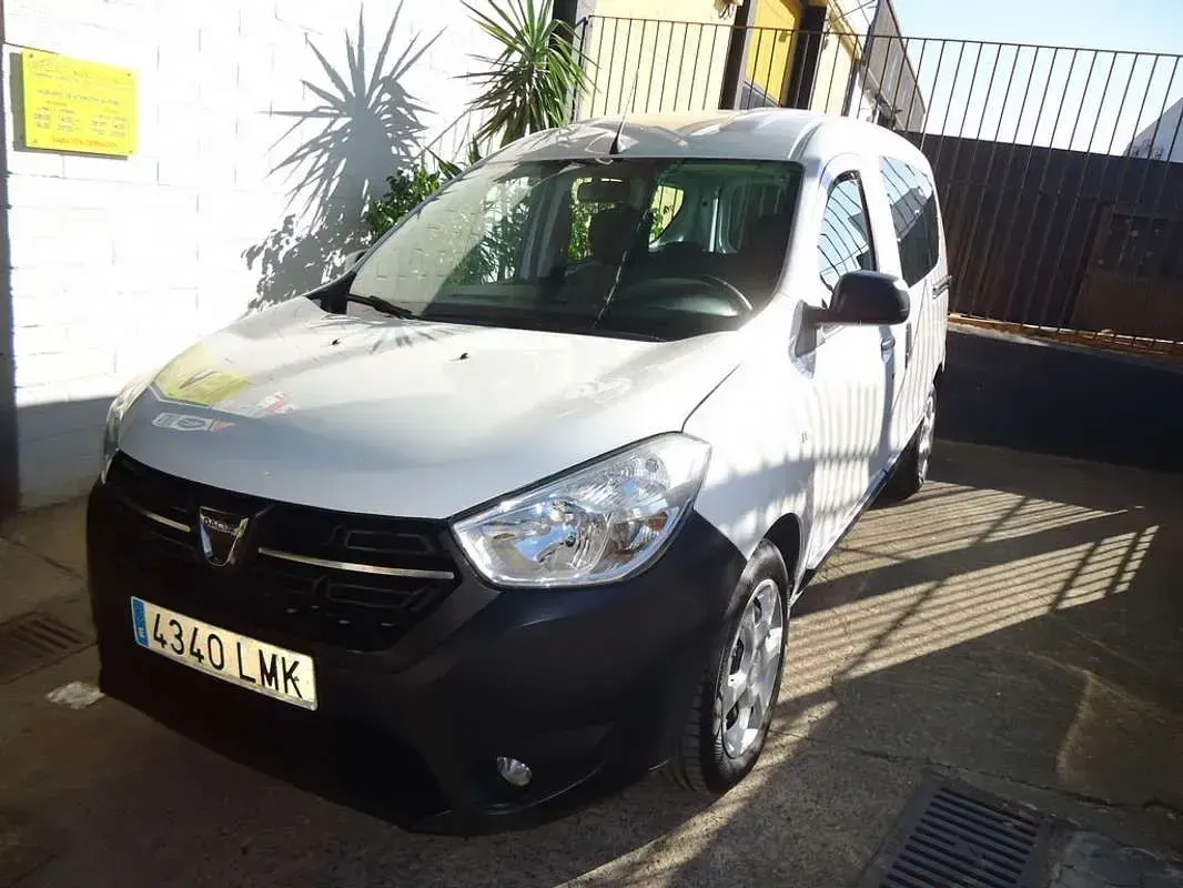Usado Dacia Dokker Essentiel 109 CV (80 kW) 2021 Blanco Monovolumen