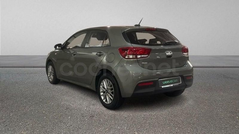 Usado Kia Rio 100 CV (73 kW) 2023 Verde Berlina