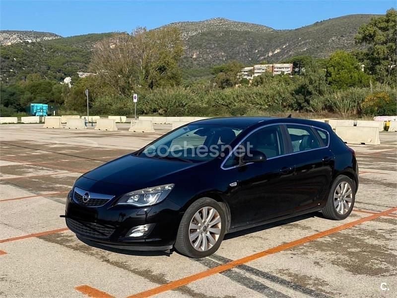 Usado Opel Astra Essentia 90 CV (66 kW) 2011 Negro Berlina