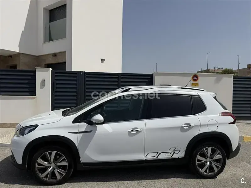 Usado Peugeot 2008 Allure 130 CV (95 kW) 2018 Blanco SUV