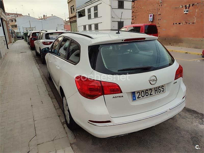 Usado Opel Astra Sportive 130 CV (95 kW) 2013 Blanco Familiar
