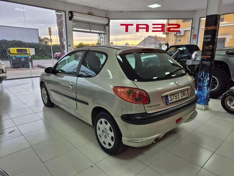 Usado Peugeot 206 69 CV (50 kW) 2005 Plateado Utilitario