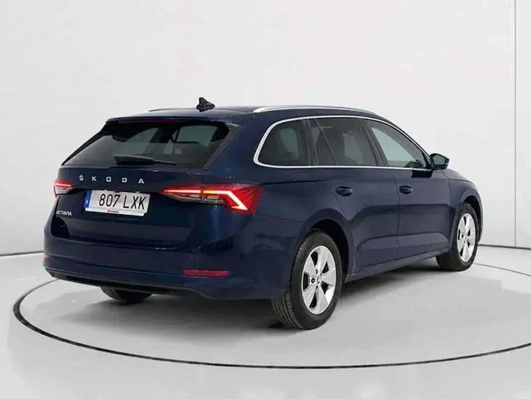 Usado Skoda Octavia Ambition 116 CV (85 kW) 2022 Azul Utilitario