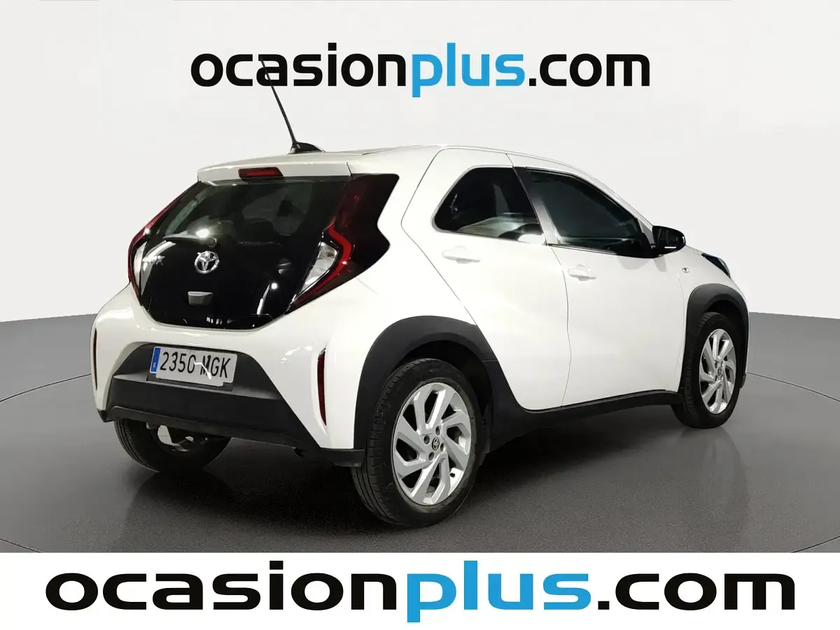 Usado Toyota Aygo X Play 72 CV (52 kW) 2023 Blanco SUV