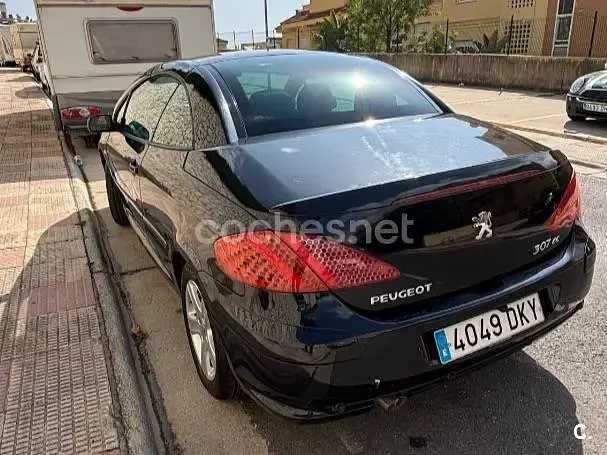 Usado Peugeot 307 CC 110 CV (80 kW) 2005 Negro Descapotable