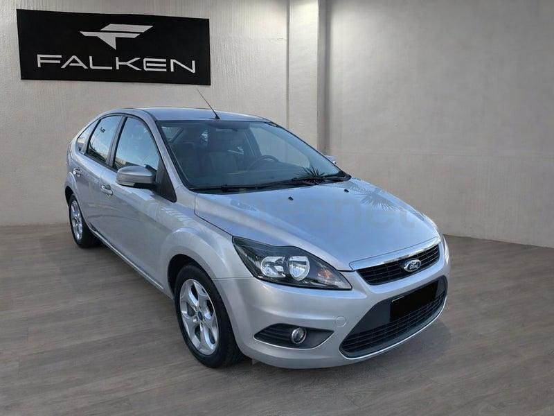 Usado Ford Focus Trend 109 CV (80 kW) 2010 Gris / plata Berlina