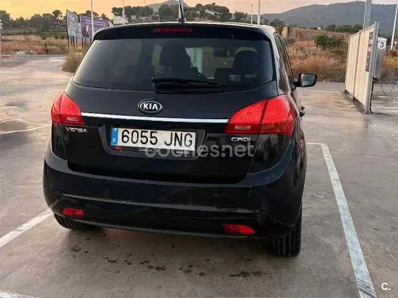 Usado Kia Venga 128 CV (94 kW) 2016 Negro Utilitario