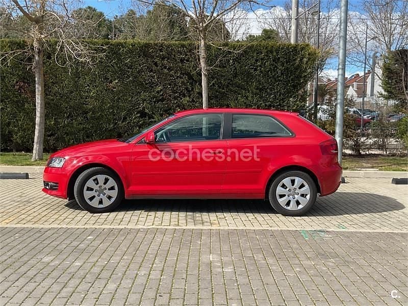 Usado Audi A3 Attraction 125 CV (91 kW) 2009 Rojo Utilitario
