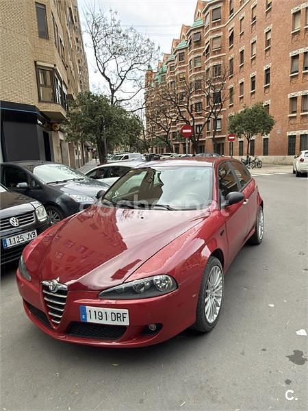 Usado Alfa Romeo 147 Progression 105 CV (77 kW) 2005 Rojo Utilitario