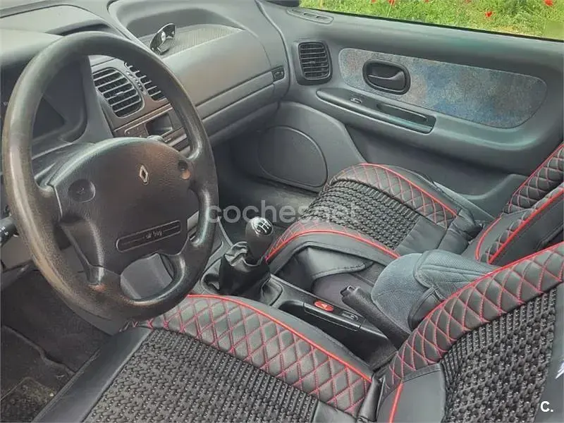Usado Renault Laguna 115 CV (84 kW) 1996 Gris / plata Berlina