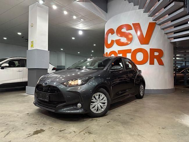 Usado Toyota Yaris Hybrid Business Edition 116 CV (85 kW) 2021 Gris Utilitario